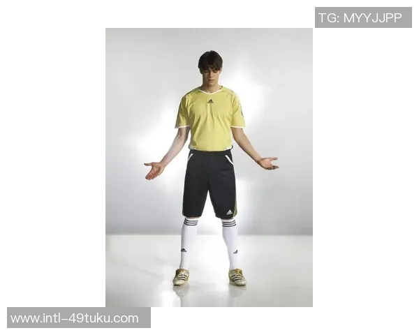 足球袜裁剪技巧详解助你打造完美运动装备提升比赛表现